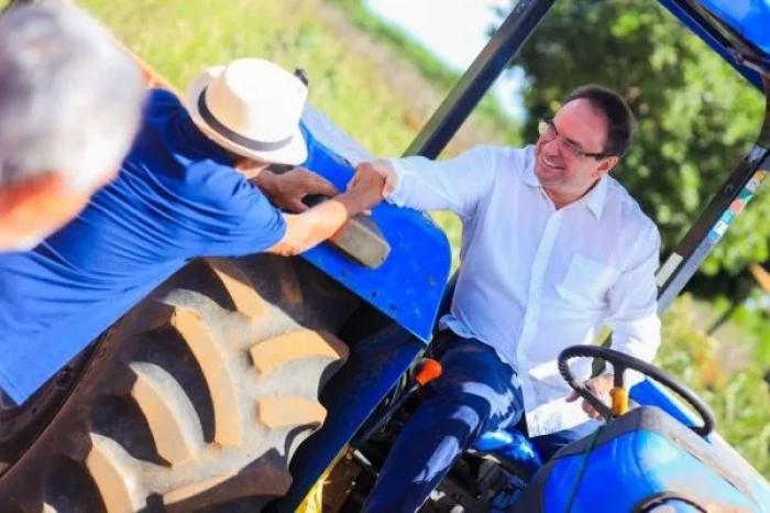 Luciano Barbosa fortalece agricultura familiar com o programa Terra Pronta