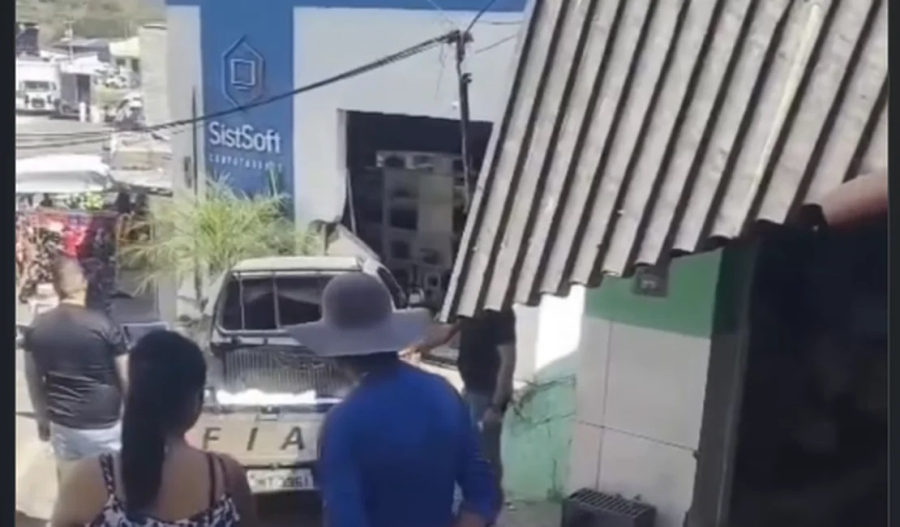 Falha nos freios faz carro descer ladeira e invadir loja em Santana do Ipanema