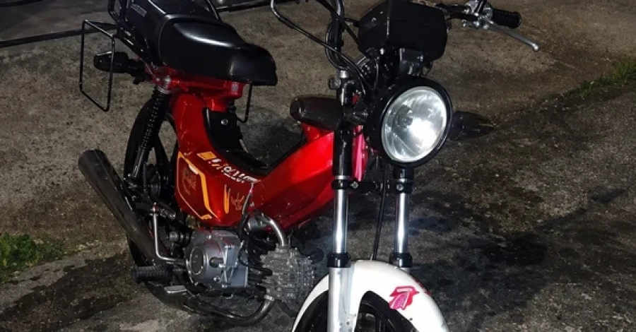 Ciclomotor invade pastelaria e deixa duas pessoas feridas em Arapiraca