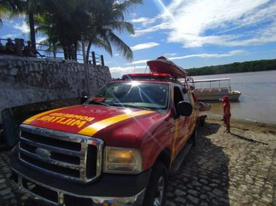  Incêndio atinge barraca de praia em Guaxuma e mulher é socorrida após passar mal
