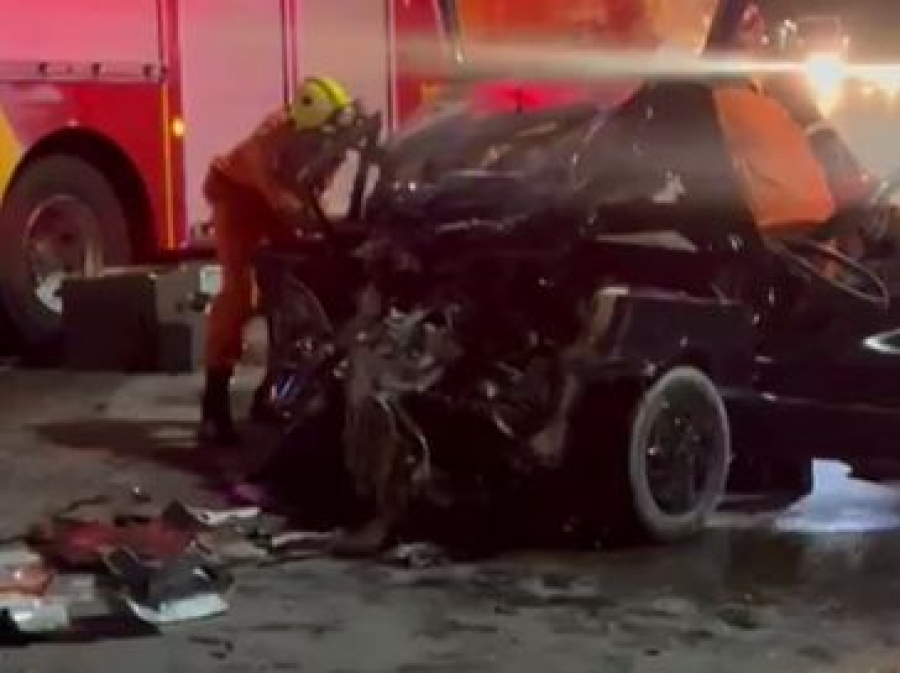 Motorista fica preso às ferragens após carro bater de frente com caminhão na BR-104, em Maceió