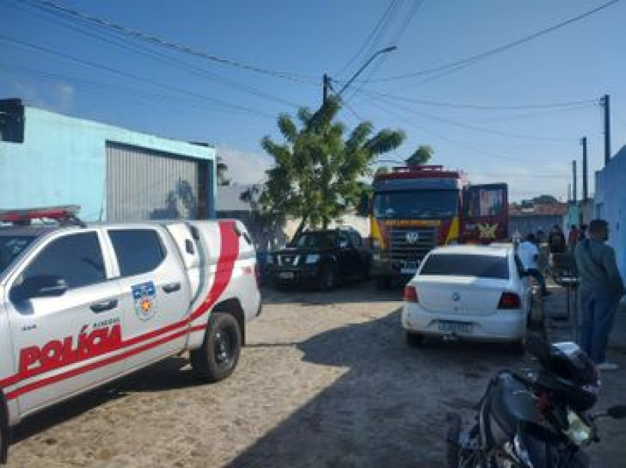 Policiais retiram botijão de gás durante incêndio em residência em Penedo