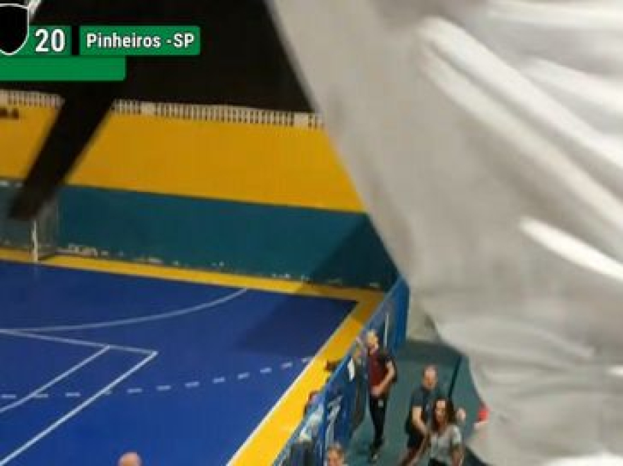 Diretor de equipe de handebol joga cadeira em direção à torcida durante partida infantil em Maceió
