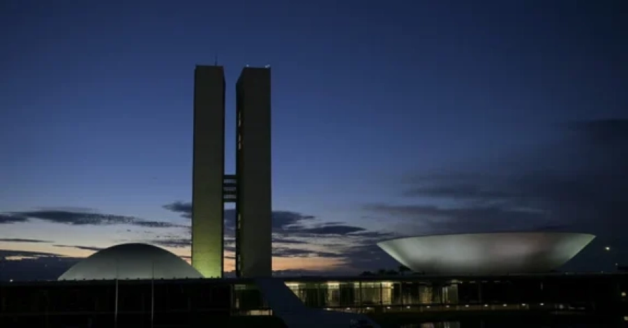 PEC que prevê fim da escala 6x1 avança no Senado; veja quem votou contra e a favor