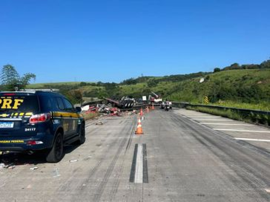 Carreta capota na BR-104, motorista fica ferido e trânsito é parcialmente interditado em Pilar