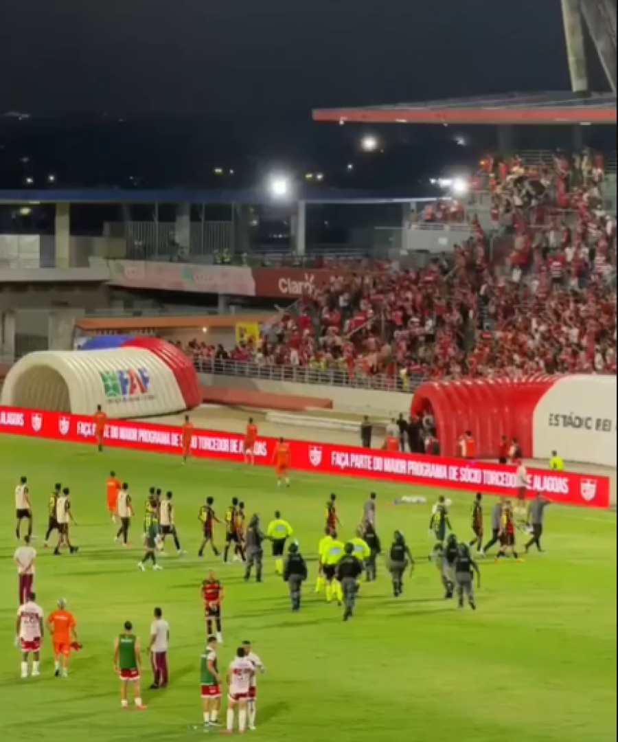 Confusão entre torcedores do Sport e policiais marca fim da partida contra o CRB