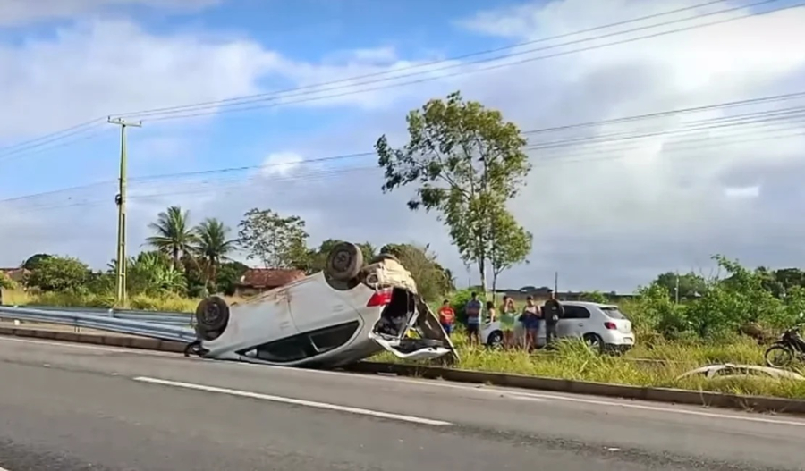 Jovem perde controle de carro e capota veículo na AL-110, em Arapiraca