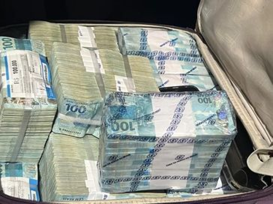 R$ 2 milhões são encontrados em carro durante operação policial em Maceió