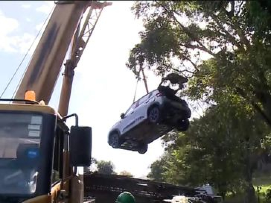 Tombamento de carreta-cegonha deixa 11 carros danificados na BR-316, em Satuba