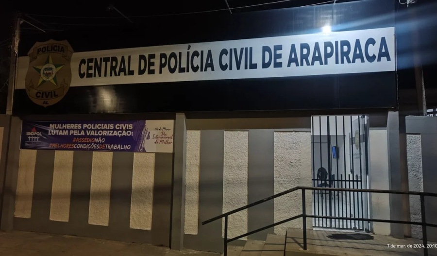 Suspeito teria invadido residência, retirado filha do casal à força e resistido à prisão durante abordagem policial