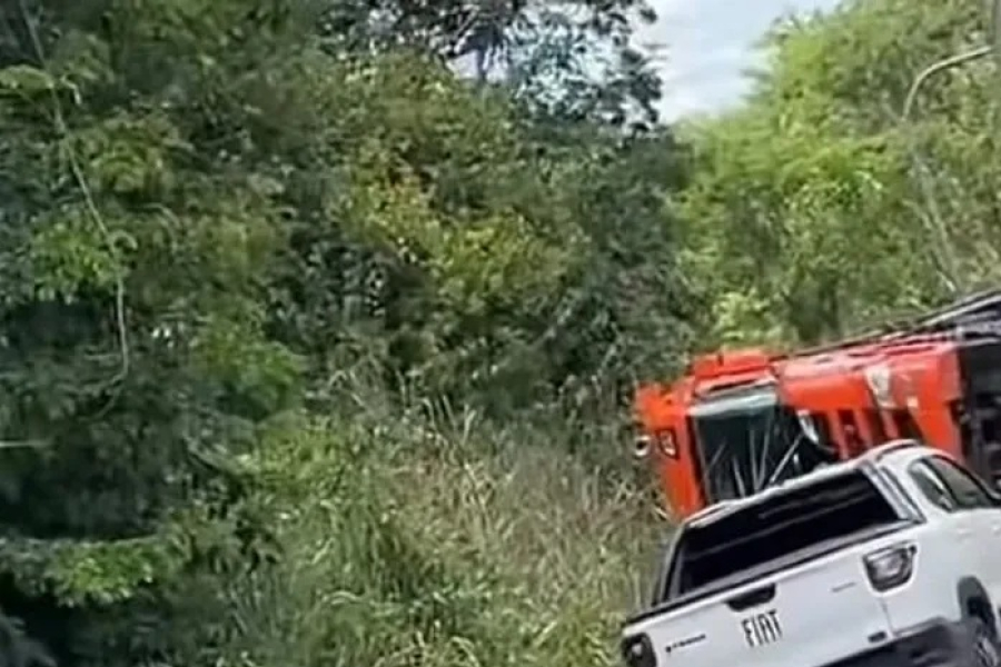 Carreta tomba na BR-316, em Atalaia, e trânsito é normalizado após remoção do veículo
