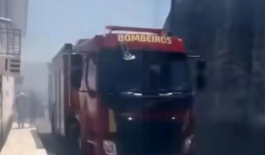 Incêndio de grandes proporções atinge vegetação e assusta moradores na Chã da Jaqueira, em Maceió