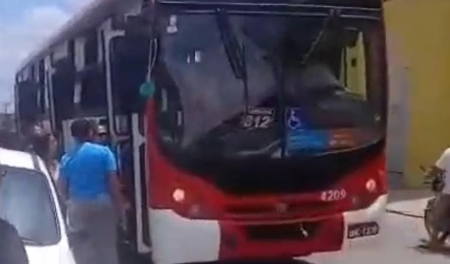 Ataque a tiros dentro de ônibus deixa um morto e feridos no Benedito Bentes, em Maceió