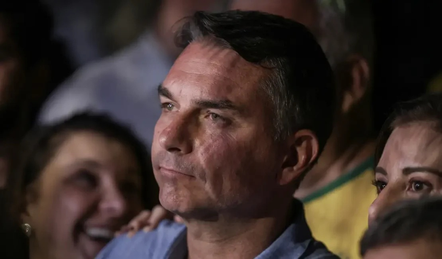 Mendonça multa Flávio Bolsonaro em R$ 5 mil por impulsionamento de conteúdo contra Lula