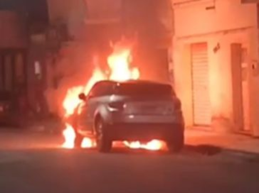 Land Rover pega fogo no bairro Brasília, em Arapiraca