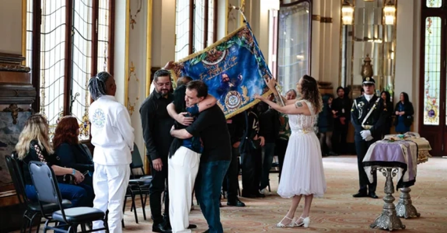Filho de Benito Di Paula recebe homenagem da Águia de Ouro durante velório