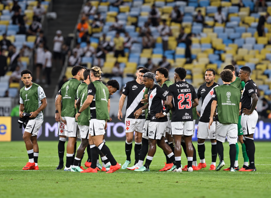 Vasco conquista o Maracanã fora de campo, mas vê Boca transformar festa em frustração
