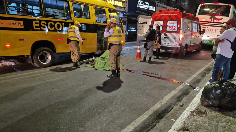 Ciclista de 14 anos morre após cair e ser atropelado por ônibus no Centro de Arapiraca
