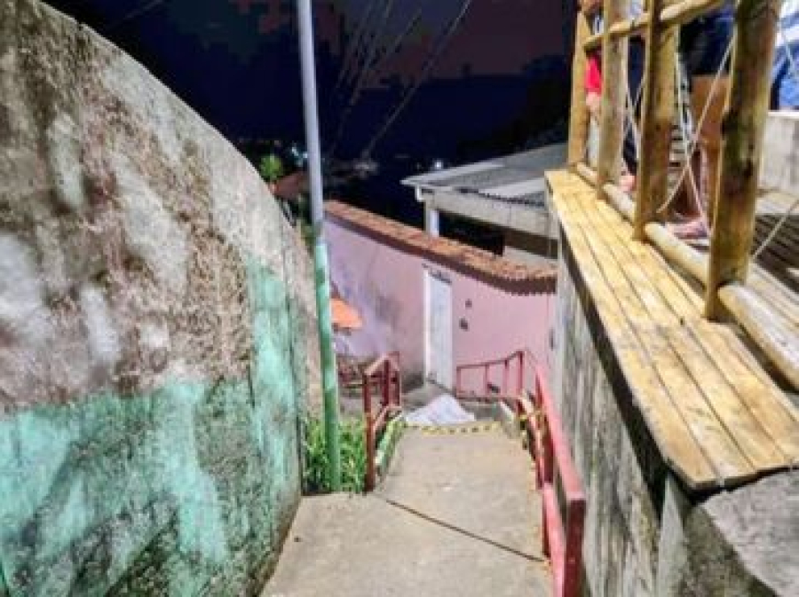Jovem de 24 anos é morto a tiros após ser perseguido em Ipioca, em Maceió