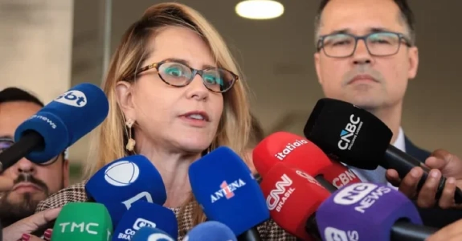 Flávio Bolsonaro promete abrir sigilos, mas aguarda análise de documentos de Lula