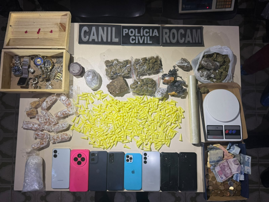 Operação policial apreende drogas, joias e oito celulares e leva suspeito à delegacia em Arapiraca