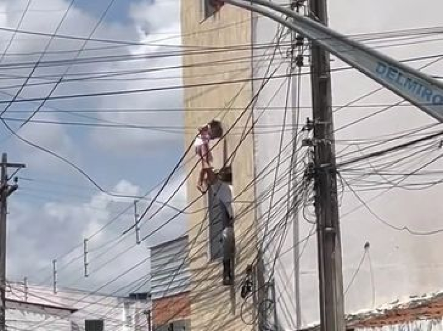 Policial militar resgata criança que caiu do segundo andar e ficou presa à fiação elétrica em Delmiro Gouveia