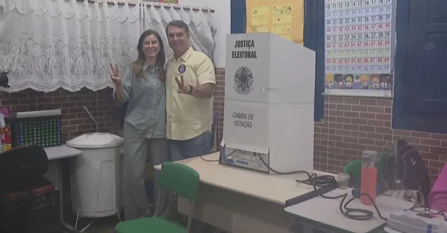 Flávio Bolsonaro vota no Rio de Janeiro e seguirá para Brasília