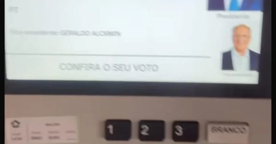 Influenciador é denunciado ao TRE-AL após gravar urna eletrônica em Maceió