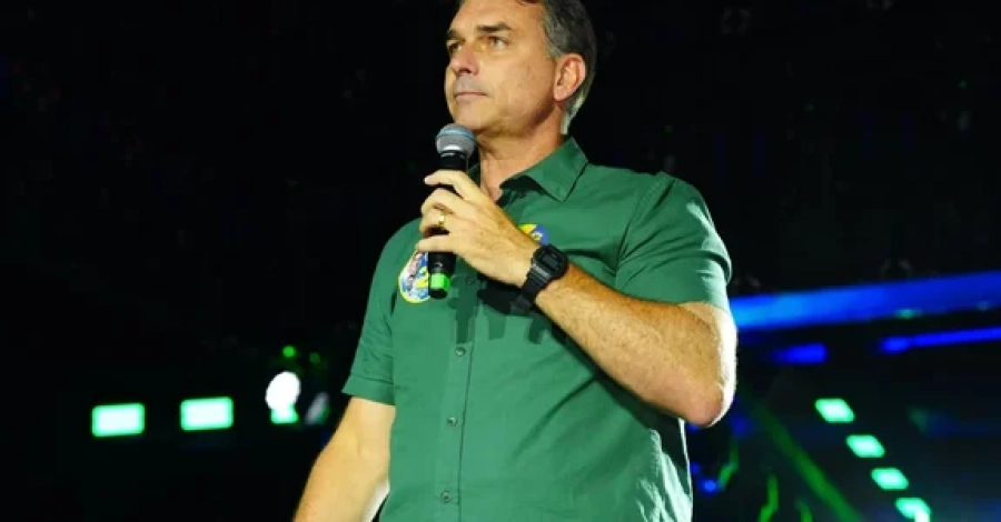Flávio Bolsonaro anuncia pedido de anulação da eleição e questiona decisão sobre horário de votação