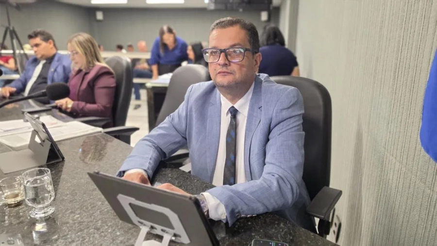Vereador Dr. Fábio cobra recapeamento da avenida principal do Pau d'Arco