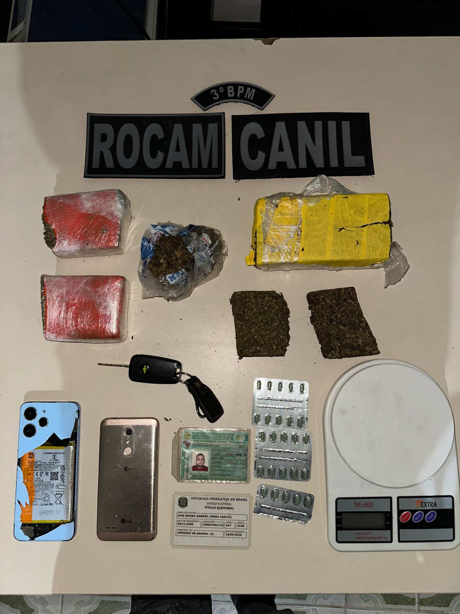 PM apreende 1,3 kg de maconha e 25 comprimidos de Rohypnol em veículo abandonado em Limoeiro de Anadia