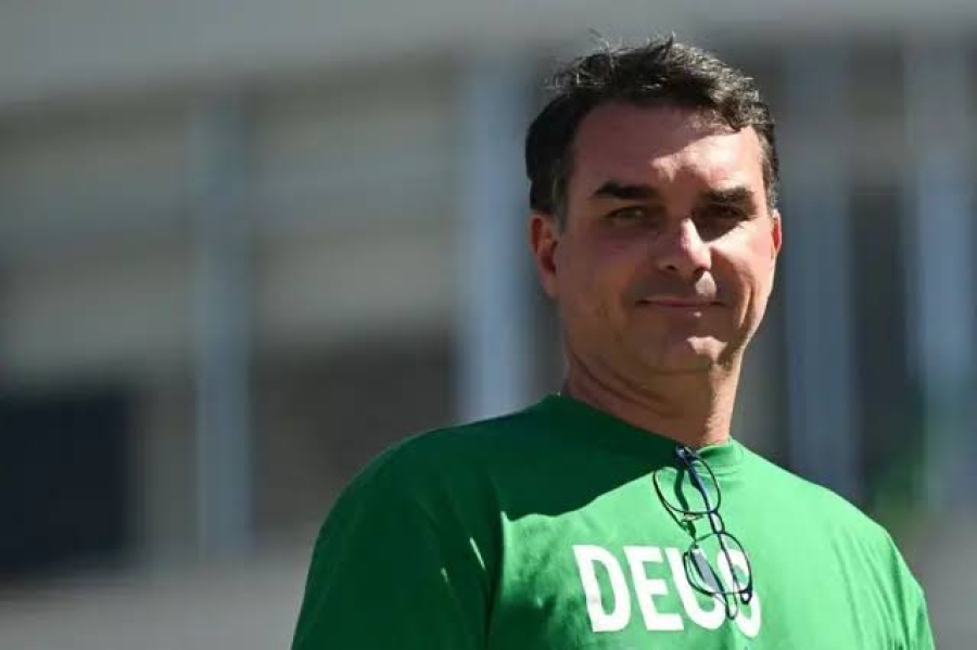 PF investiga possível saída de Flávio Bolsonaro do Brasil após ordem para entregar passaportes