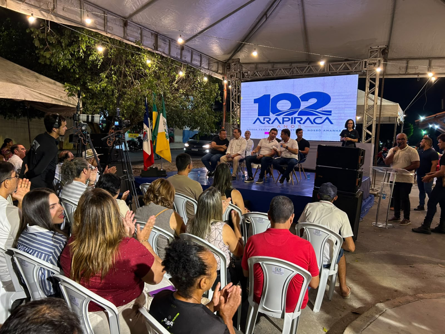 Luciano Barbosa entrega praça revitalizada no bairro Guaribas durante comemorações dos 102 anos de Arapiraca