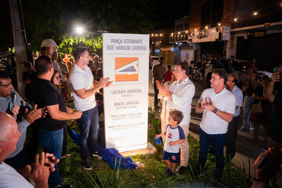 Luciano Barbosa entrega praça revitalizada no bairro Guaribas durante comemorações dos 102 anos de Arapiraca