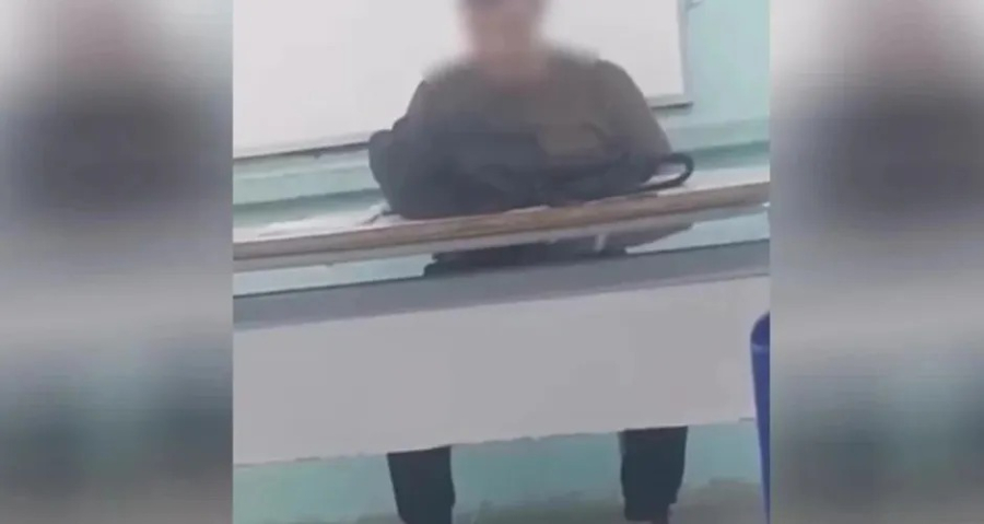 Professor é filmado se masturbando durante aula em escola