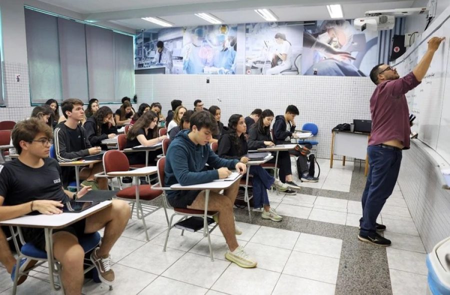 Lula assina MP que aumenta piso salarial dos professores em 5,4%