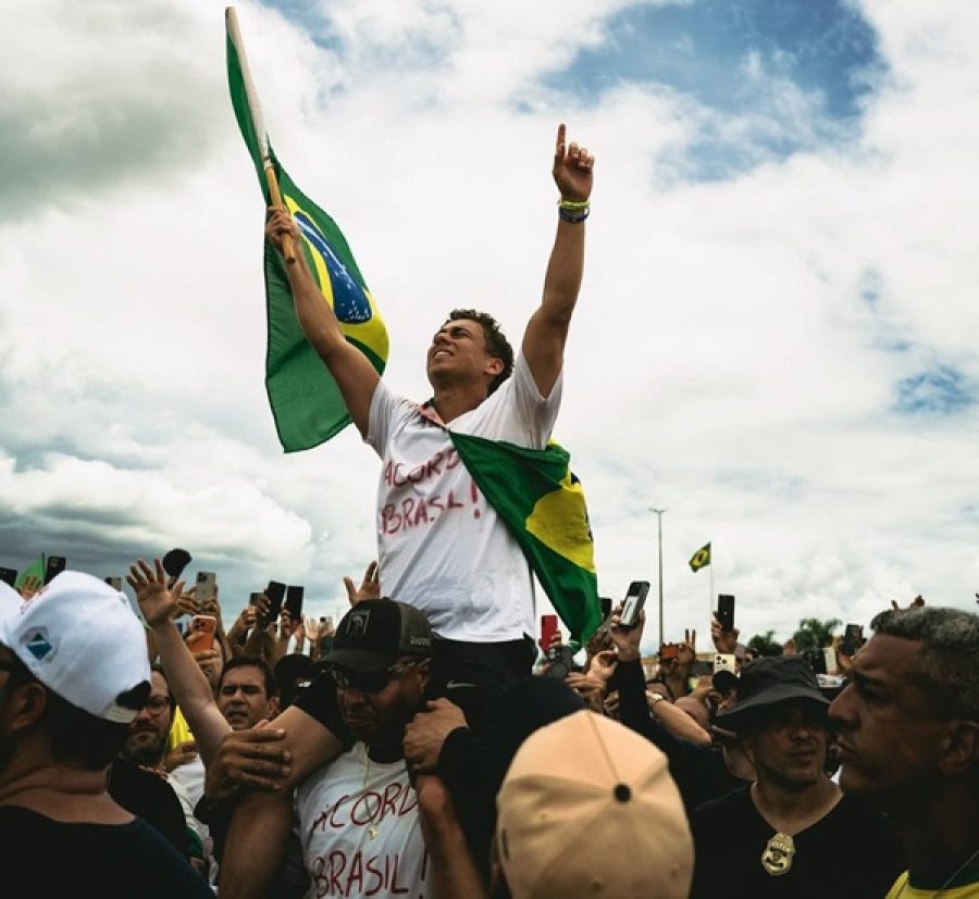 Nikolas Ferreira conclui caminhada de 240 km e lidera ato político em Brasília