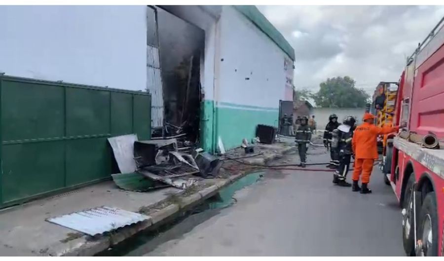 Incêndio atinge depósito de material de reciclagem em Arapiraca 