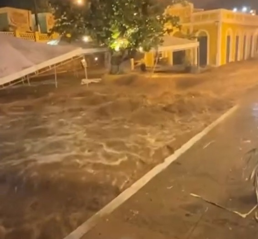 Fortes chuvas alagam ruas e passeios turísticos são suspensos no Centro Histórico de Piranhas