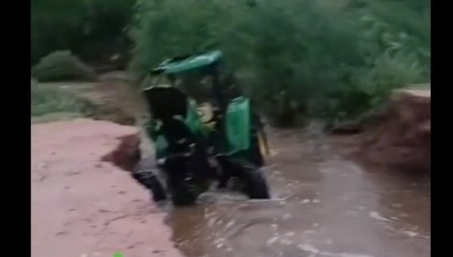 Chuvas fortes causam danos e estrada e arrastam trator em Delmiro Gouveia