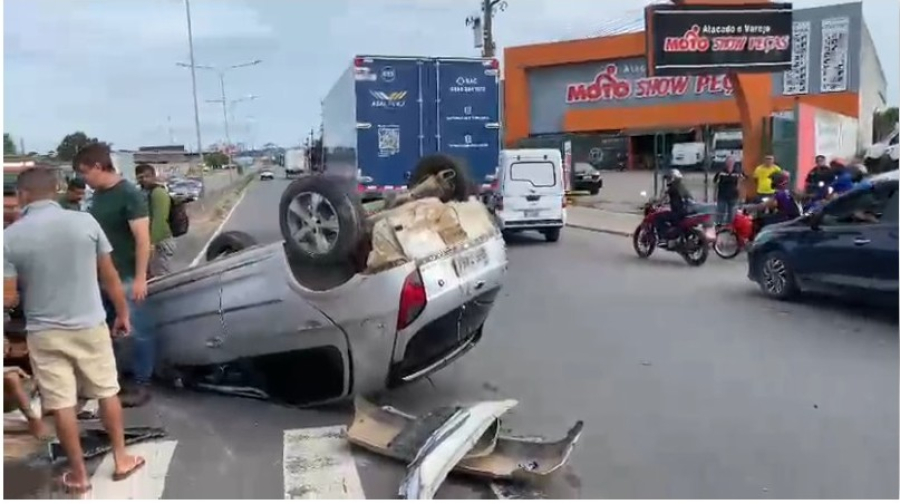 Acidente envolvendo Celta e caminhão é registrado na AL 110, em Arapiraca