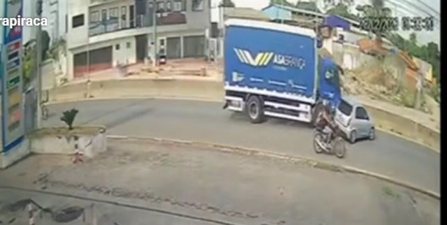 Vídeo-Câmera de segurança flagra acidente entre Celta e caminhão na AL 110, em Arapiraca