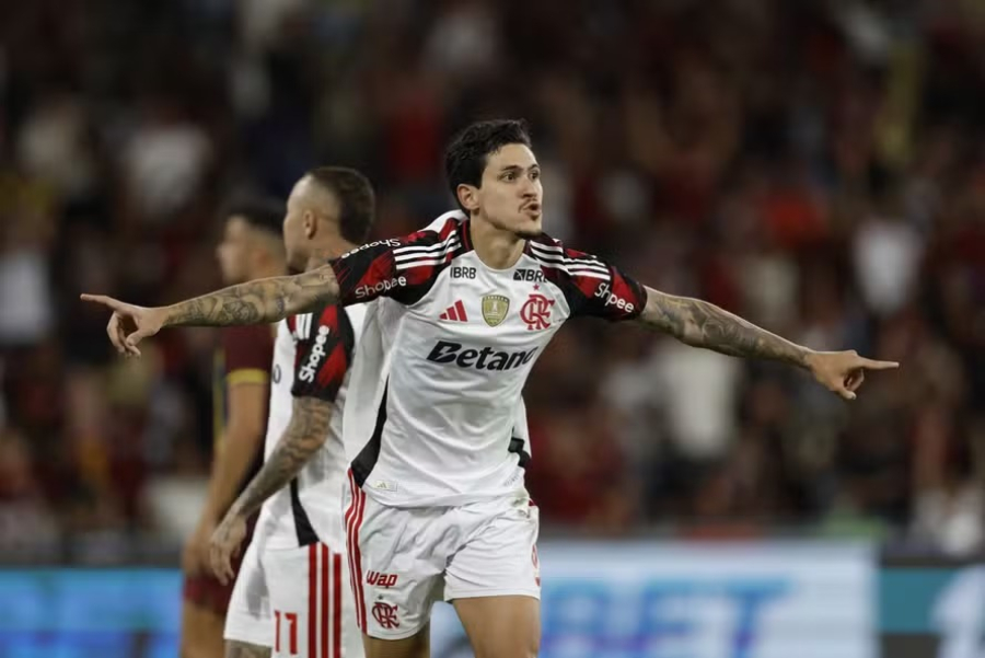 Flamengo goleia Madureira por 8 a 0 e fará final do Carioca contra Fluminense