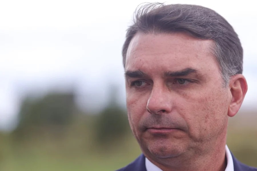 Flávio reage após Moraes negar domiciliar a Bolsonaro: “Atrocidade”