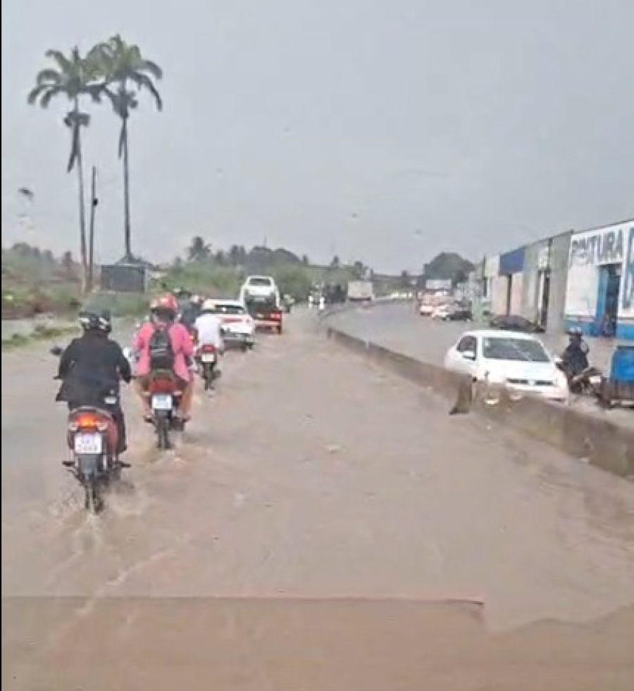 Chuva forte provoca pontos de alagamento em Arapiraca
