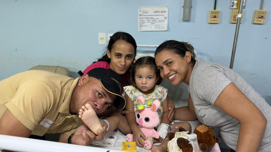 Menina de 2 anos recebe alta após um mês do acidente com ônibus de romeiros