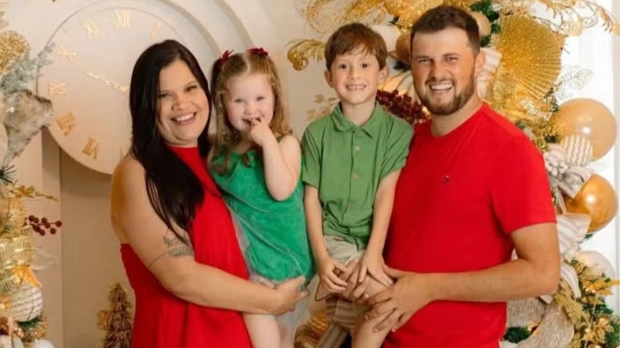 Pai, mãe e filhos de 2 e 6 anos morrem após carro derrapar e ser atingido por caminhão no Paraná