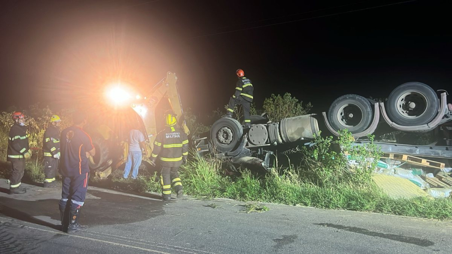 Motorista morre após carreta tombar na AL-140, em Mata Grande