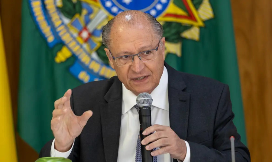 Alckmin confirma saída de ministério de Lula, mas diz continuar como vice