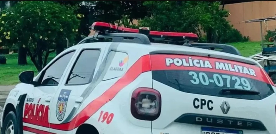 Carro é atingido por artefato e disparos em Arapiraca 